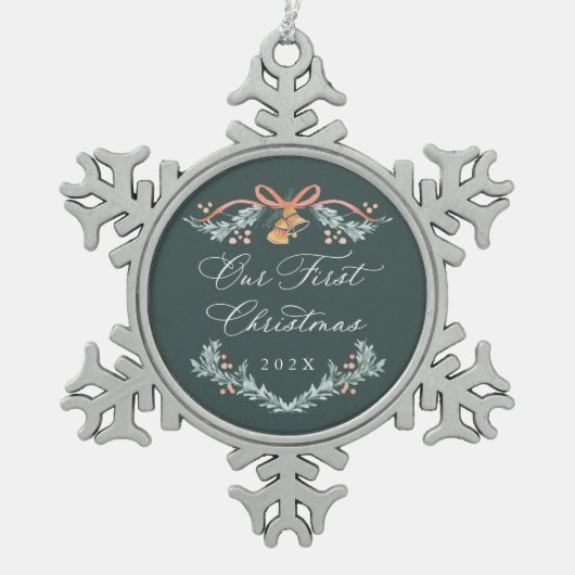 Unser erstes Weihnachts-Neuvermähltes Keepake-Orna Schneeflocken Zinn-Ornament (Vorderseite)