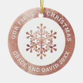Unser erstes Weihnachts-Rose-Gold-Snowflake-Bild Keramik Ornament (Vorne)
