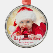 Unser erstes Weihnachts-Rotes Skript-Foto Ornament Aus Metall (Vorne)