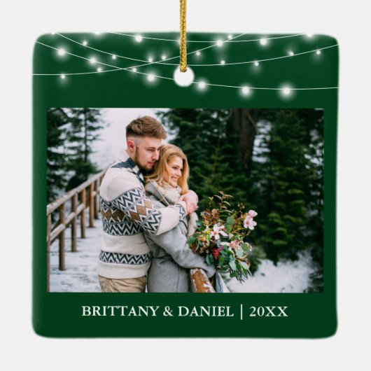 Unser erstes Weihnachts Verlobt Lights Foto Green Keramikornament (Rückseite)