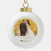 Unser erstes Weihnachtsaufenthalt-Foto Gold-Script Keramik Kugel-Ornament (Vorderseite)