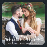 Unser erstes Weihnachtscoupel-Foto Quadratischer Aufkleber<br><div class="desc">Unser erstes Weihnachtslied auf dem Foto</div>