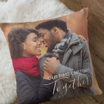 Unser erstes Weihnachtsfest mit individuellem Foto Kissen<br><div class="desc">Erinnern Sie sich an Ihre ersten Weihnachten zusammen als Paar oder Familie mit einem individuellen Foto-Kissen. Die Fotovorlage ist für Sie ein Set, um zwei Ihrer Lieblingsfotos hinzuzufügen - eines auf der Vorderseite und eines auf der Rückseite. Das Text-Overlay auf der Vorderseite liest "Our First Christmas Together" in elegantem Skript...</div>