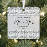 Unser erstes Weihnachtsfest - Mr. und Mrs. Wedding Ornament Aus Metall<br><div class="desc">Feiern Sie den freudigen Anlass Ihres ersten Weihnachtsfestes als Mr. und Mrs. mit unserem Ersten Weihnachtsmann und Mrs. Wedding Foto Metal Ornament. Dieses elegante und personalisierte Ornament ist der perfekte Weg, um an Ihren besonderen Meilenstein zu erinnern und einen bleibenden Sake zu schaffen. Das Ornament besticht durch ein modernes typografisches...</div>