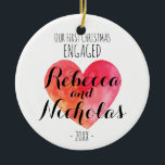 Unser erstes Weihnachtsfest verlobt oder zusammen Keramikornament<br><div class="desc">Unser 1. Weihnachtsgeschenk verlobt oder zusammen mit einem niedlichen Wasserfarbenherz. Personalisiert mit Ihren Namen in einem niedlichen typografischen Skript-Schriftart.</div>