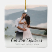 Unser erstes Weihnachtsfrisch verheiratetes Foto Keramikornament (Rückseite)