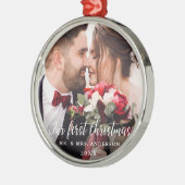 Unser erstes Weihnachtshochzeit-Foto Weißes Script Ornament Aus Metall (Links)