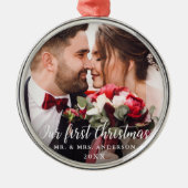 Unser erstes Weihnachtshochzeit-Foto Weißes Script Ornament Aus Metall (Vorne)