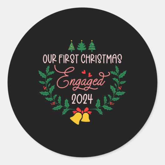 Unser erstes Weihnachtslied Verlobt 2024 Verlobung Runder Aufkleber (Vorderseite)