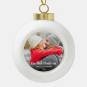 Unser erstes Weihnachtspaar-Foto modernes C Keramik Kugel-Ornament (Vorderseite)
