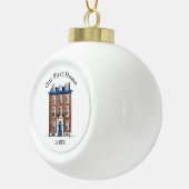 Unser erstes Zuhause Colonial Brick Townhouse Blue Keramik Kugel-Ornament (Rechts)