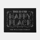 Unser glücklicher Ort | Individuell anpassbare Beg Fußmatte (Vorderseite)