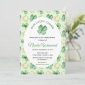 Unser Glücksbringer-St.-Patrick-Baby-Shower Einladung (Stehend Vorderseite)
