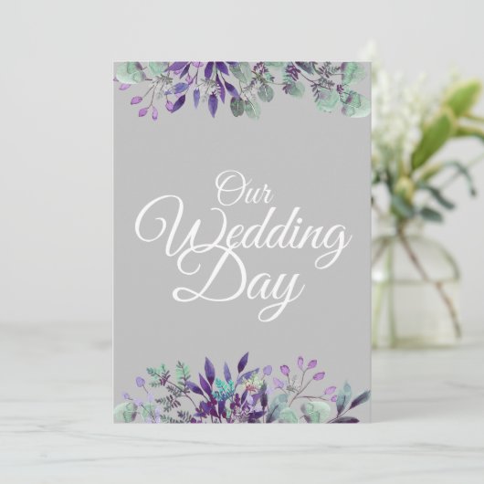 Unser Hochzeitstag floralgraue Typografie Einladung (Stehend Vorderseite)
