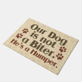 Unser Hund ist nicht ein Biter-Spaß Fußmatte (Schrägansicht)