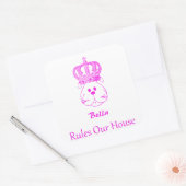 Unser Hund regiert unseren Hausplatz-Aufkleber Quadratischer Aufkleber (Umschlag)