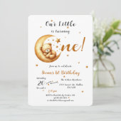 Unser kleiner Bär dreht einen Niedlichen 1. Geburt Einladung (Stehend Vorderseite)