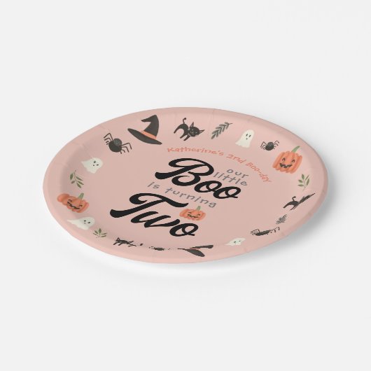 Unser kleiner Boo dreht zwei Halloween, den 2. Geb Pappteller (Schrägansicht)