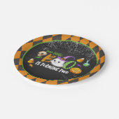 Unser kleiner Boo dreht zwei (schwarze) Party Pappteller (Schrägansicht)