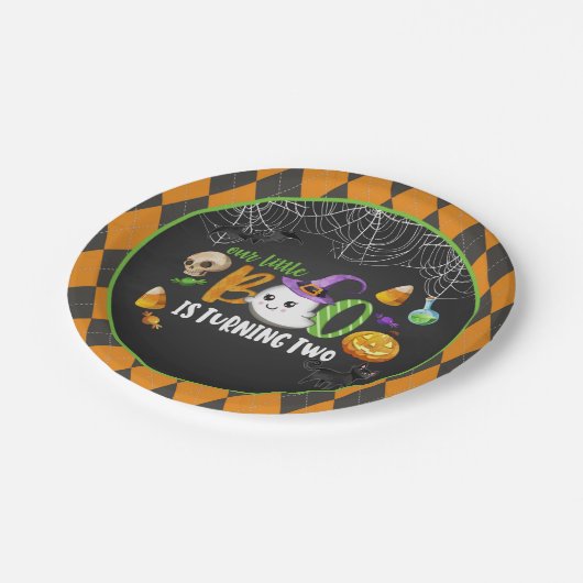 Unser kleiner Boo dreht zwei (schwarze) Party Pappteller (Schrägansicht)