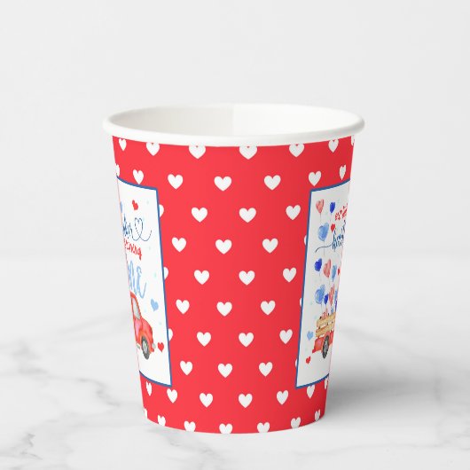 Unser kleiner Brustwarzer dreht einen Papiercup Pappbecher (Links)