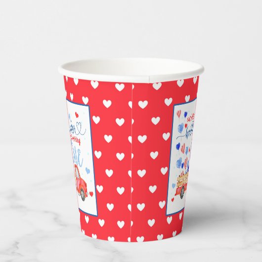 Unser kleiner Brustwarzer dreht einen Papiercup Pappbecher (Rechts)