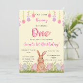 Unser kleiner Hase dreht sich einen Geburtstag Einladung (Stehend Vorderseite)