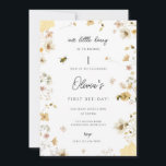Unser kleiner Honig verwandelt eine Bieneneinladun Einladung<br><div class="desc">BlumenHonig Biene Erstgeburt Einladung Sweet Hummel oder Honigbiene zum ersten Geburtstag Einladung für ein kleines Mädchen mit einer meist gelben Blumenarrangements und niedlichen Hummeln.</div>