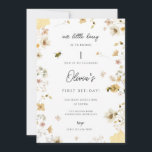 Unser kleiner Honig verwandelt eine Bieneneinladun Einladung<br><div class="desc">BlumenHonig Biene Erstgeburt Einladung Sweet Hummel oder Honigbiene zum ersten Geburtstag Einladung für ein kleines Mädchen mit einer meist gelben Blumenarrangements und niedlichen Hummeln.</div>