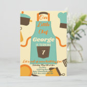 Unser kleiner Koch zum Geburtstag Einladung (Stehend Vorderseite)