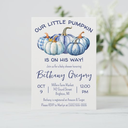 Unser kleiner Kürbis ist unterwegs, blaue Baby-Dus Einladung (Stehend Vorderseite)