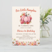Unser kleiner Kürbispink Karierter Blumengeburt Einladung (Stehend Vorderseite)