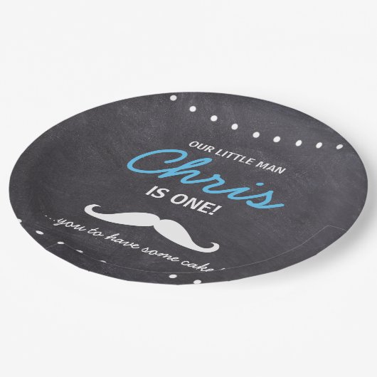 Unser kleiner Mann ist einer! Mustache dir Kuchen Pappteller (Schrägansicht)