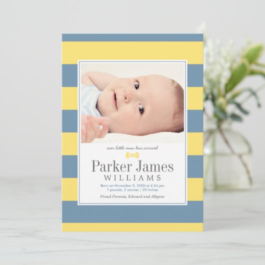 Unser kleiner Mann Yellow Blue Handsome Baby Boy B Ankündigung (Stehend Vorderseite)