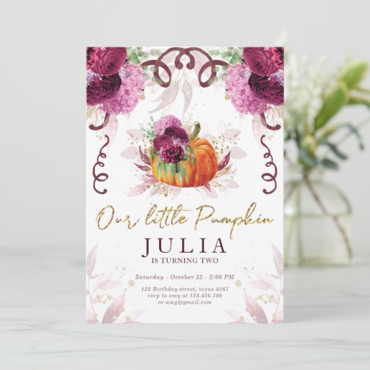 Unser kleiner Pumpkin Geburtstag Burgundy Einladung (Stehend Vorderseite)