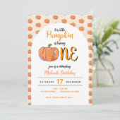 Unser kleiner Pumpkin Modern Fall Geburtstag Einladung (Stehend Vorderseite)