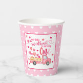 Unser kleiner Süße dreht einen Papiercup Pappbecher (Vorderseite)