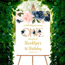 Unser kleines Baby Girl macht ein Willkommenszeich