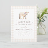 Unser kleines Lamm Geburtstag Neutral Gingham Einladung (Stehend Vorderseite)