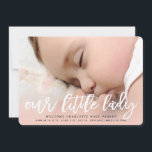 Unser kleines Mädchen-Foto Geburtshilfeverkündung Ankündigung<br><div class="desc">Mit Fett*fa*tin entworfen. Einfach mit eigenen Texten,  Fotos oder Bildern anpassen. Für individuelle Anfragen wenden Sie sich bitte direkt an fat*fa*tin. Es gelten benutzerdefinierte Gebühren. www.zazzle.com/fat_fa_tin www.zazzle.com/color_therapy www.zazzle.com/fatfatin_blue_knot www.zazzle.com/fatfatin_red_knot www.zazzle.com/fatfatin_mini_me www.zazzle.com/fatfatin_box www.zazzle.com/fatfatin_design www.zazzle.com/fatfatin_ink</div>