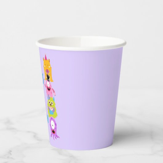 Unser kleines Monster dreht eine Papiertüte Pappbecher (Links)