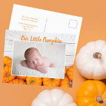 Unser kleines Pumpkin-Erntedank Neugeborenes-Foto Postkarte<br><div class="desc">Diese wunderschöne,  moderne Erntedank neugeborene Foto-Postkarte zeigt ein Foto Ihres süßen neuen Babys unter den Worten Unser kleiner Kürbis in Orange. Dieses hübsche Herbstfoto mit trendigem Weißholz hinter dem Pumpfleck ist eine elegante Geburtsankündigung für Halloween oder Erntedank.</div>