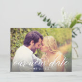 Unser neues Date Modernes kalligrafisches Hochzeit Save The Date (Stehend Vorderseite)