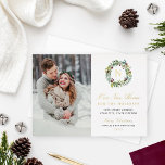 Unser neues Zuhause Winter Greenery Gold Monogram  Folien Feiertagskarte<br><div class="desc">Diese schöne Weihnachtskarte für frisch verheiratete Paare und Familien verdoppelt sich als bewegende Ankündigungskarte! Geben Sie Ihre neue Adresse zu Beginn der Ferienkartensaison an Familie und Freunde weiter. Die elegante Karte verfügt über ein Portrait-Foto neben einem blumenfarbenen Wintergarten mit eigenem Original Goldfolie Monogramm. Stilvolle Goldfolie und dunkelgrauer Text beinhalten "Unsere...</div>