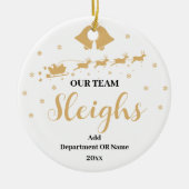 Unser Team Sleigh Weihnachtsgeschenk für Mitarbeit Keramik Ornament (Vorne)