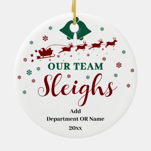 Unser Team Sleigh Weihnachtsgeschenk für Mitarbeit Keramik Ornament (Hinten)