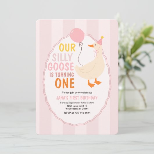 Unsere Alberne Gans verwandelt sich in eine | Nied Einladung (Stehend Vorderseite)