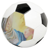 Unsere Dame des Schweigens hält das Baby Jesus Fußball (Dreiviertel)