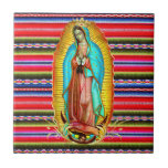 Unsere Dame Guadalupe Jungfrau Mary Zarape Katholi Fliese<br><div class="desc">Unsere Lady von Guadalupe ist ein katholisches Bild der Jungfrau, die Maria 1531 auf Saint Juan Diego Tilma verließ, während der Visionen, Erscheinungen und Botschaften, die als private Offenbarungen verlassen wurden. Es befindet sich in Mexiko-Stadt, das wunderbare Bild wurde von der Hand Gottes auf der katholischen Saint's Mexican Tilma gemalt....</div>