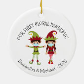 Unsere erste globale Pandemie 2020 Elf Chritsmas Keramik Ornament (Hinten)